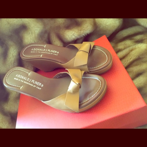 Donald J. Pliner Shoes - EUC Donald J Pliner Velma Camel Wedge Sandals 7